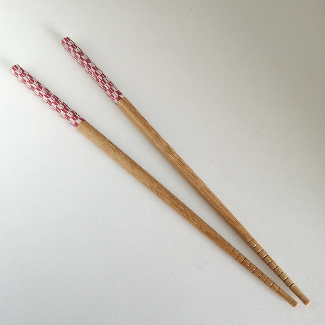 Japanske Bambus Hashi (Spisepinde) med Fjer-Faner i Rød