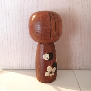 Vintage Japansk Kokeshi Dukke i Mørkt Træ med Mønster